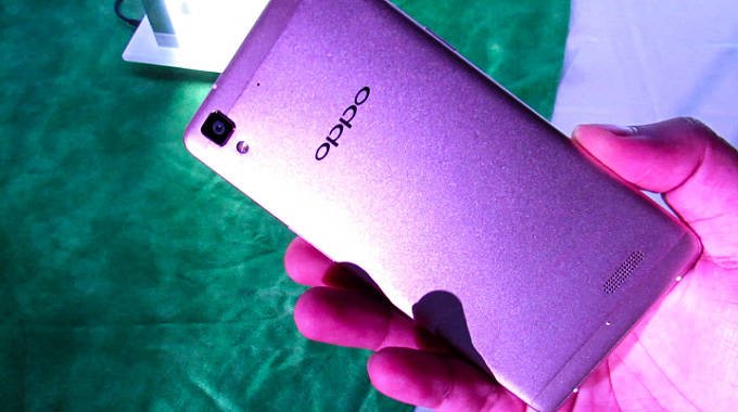 Oppo R7 lite back design and specifications