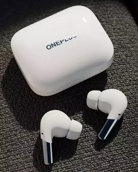 oneplus buds pro case and earbuds white